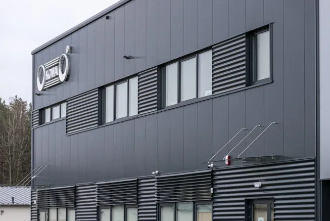 elewacja-z-płyty-warstwowej-w-hali-produkcyjnej-2021-koma-producent-palników