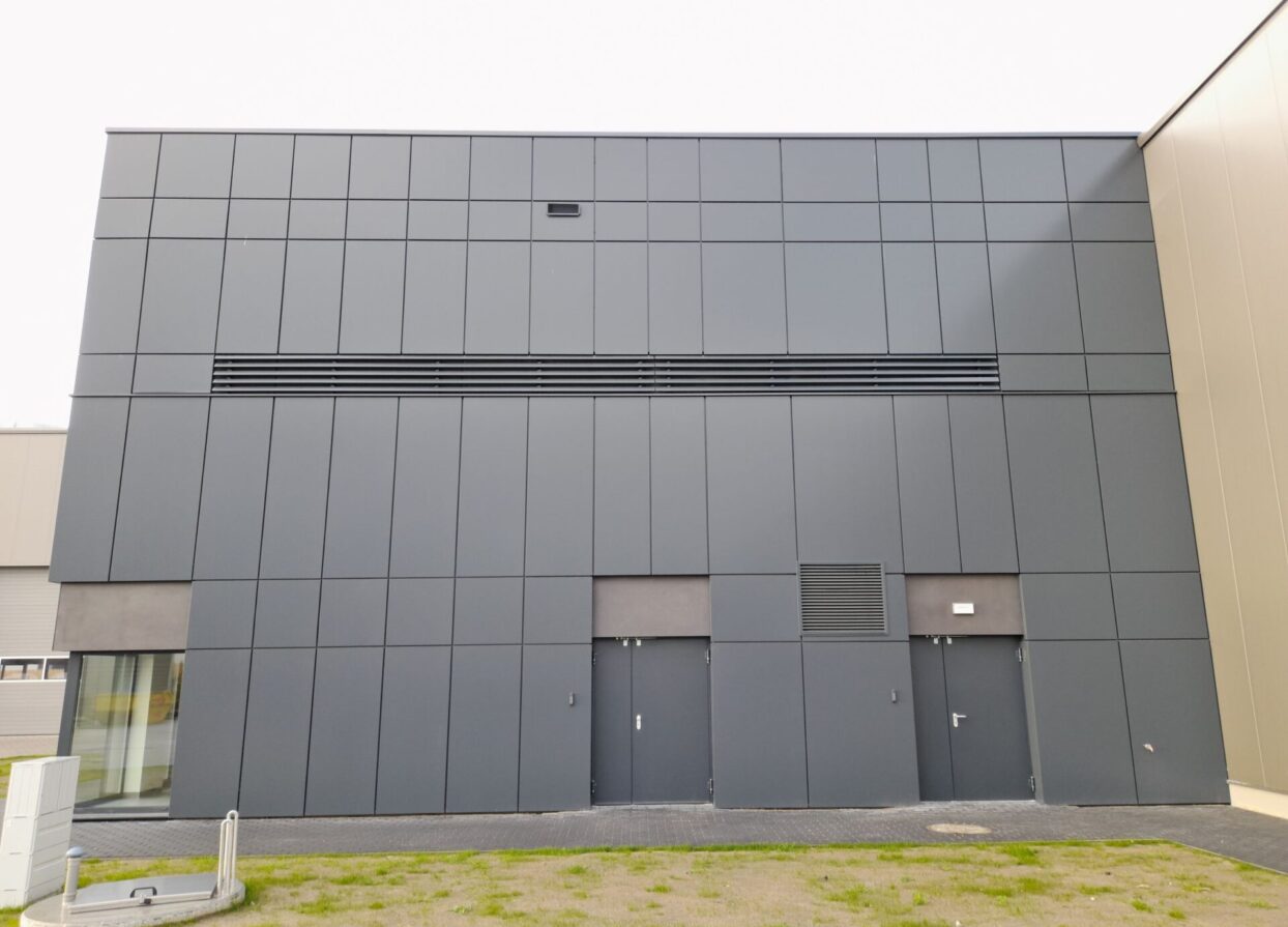 elewacja-bok-biurowca-płyta-szara-amwin-realizacja