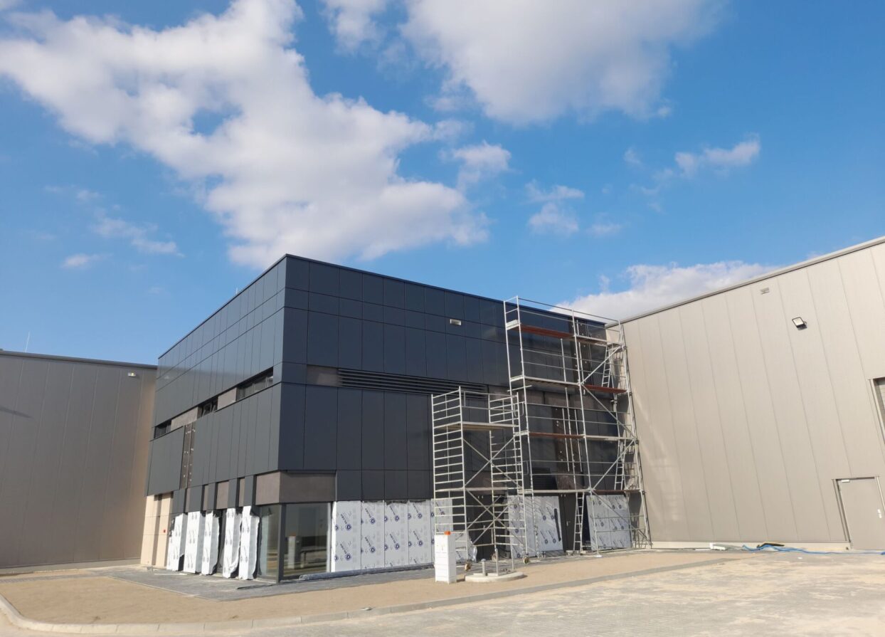 motoplast-hala-biurowa-w-Niespruszewie