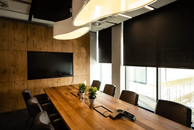 sala-konferencyjna-finder-siedziba-firmy-amwin-generalny-wykonawca-projektant-biurowiec-w-wielkopolsce