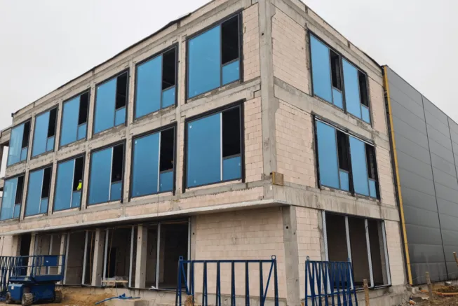 biurowiec-murowany-przeszklenia-w-fasadzie-frontowej