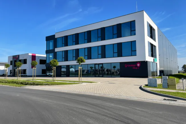 obiekt_biurowy_ze_szklana_fasada