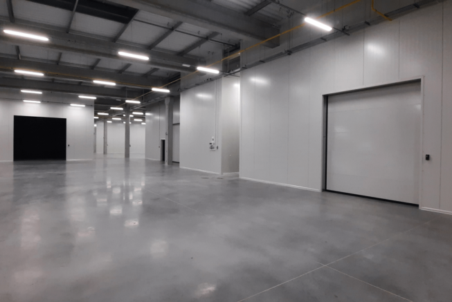 hala-stalowa-z-bramami-segmentowymi