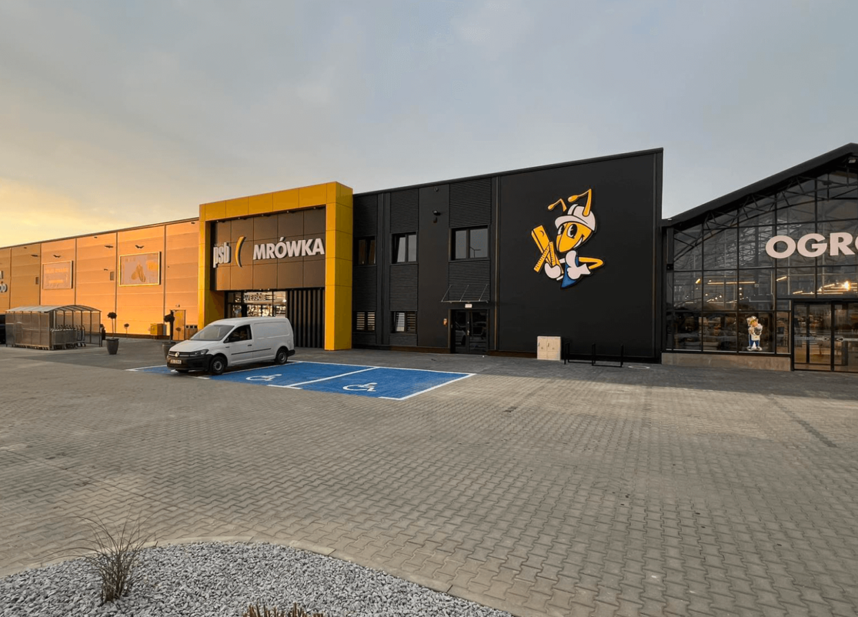 hala sprzedazowa z ogrodem zewnetrznym