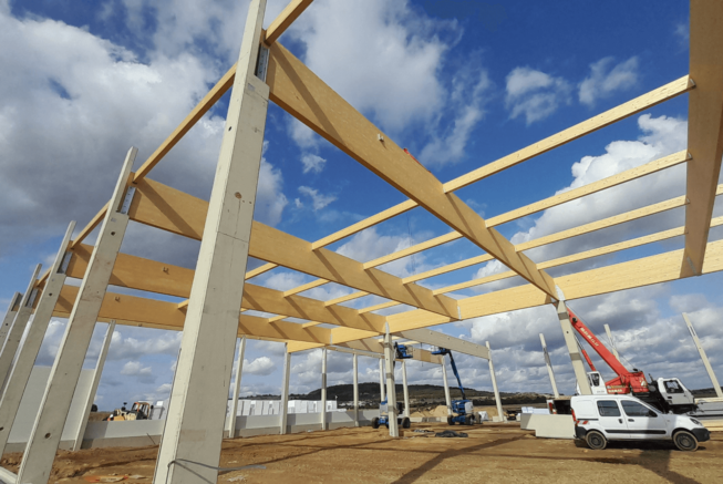 konstrukcja drewniana dachu na slupach zelbetowych