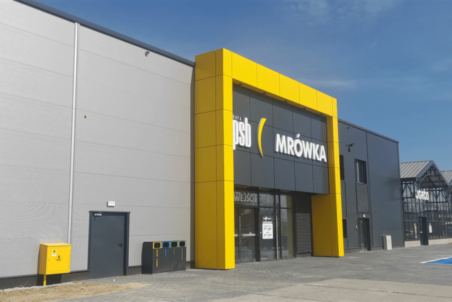 obiekt handlowy w hali stalowej