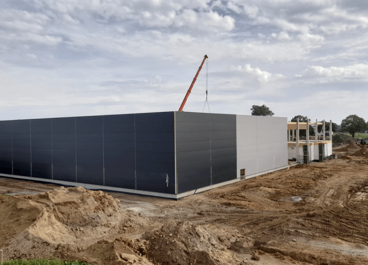 obudowa z plyty warstwowej w trakcie