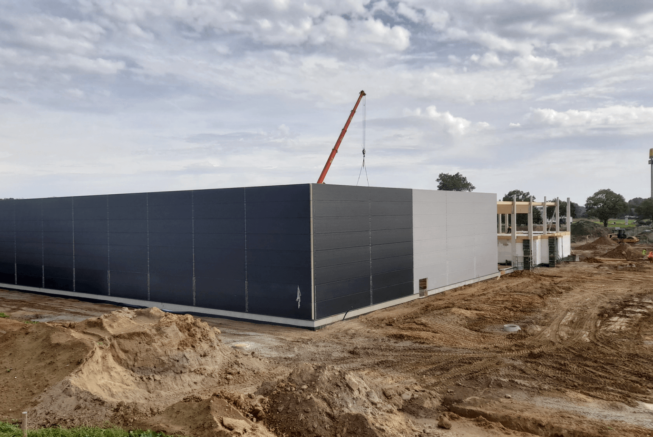 obudowa z plyty warstwowej w trakcie