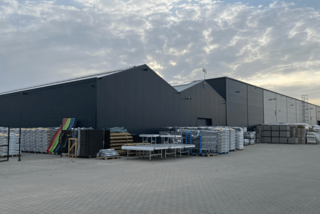 plac utwardzony za halą