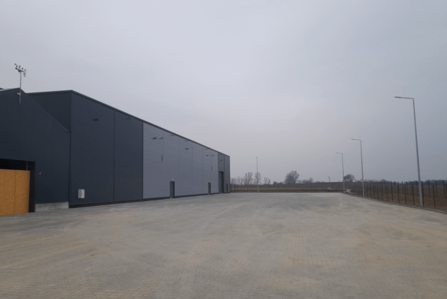 zamulanie kostki na placu