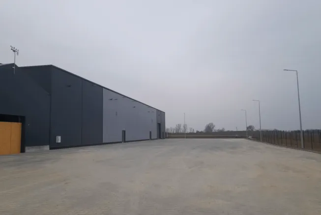 zamulanie kostki na placu
