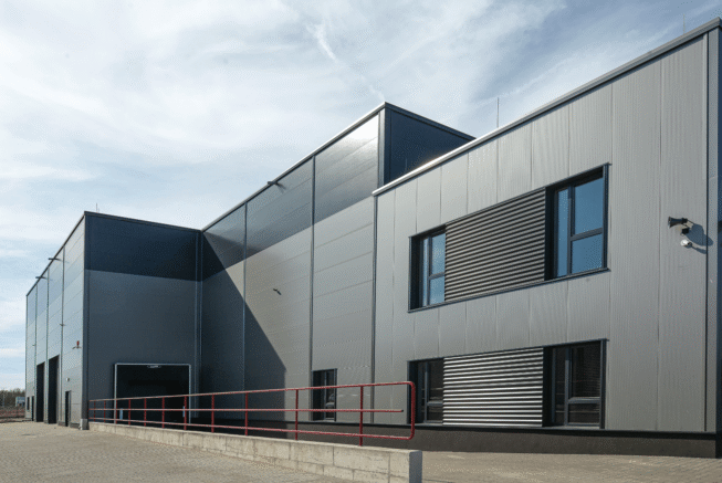 dok rozladunkowy w hali magazynowej