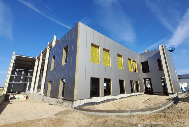 hala-magazynowa-w-obudowie-z-plyty-warstwowej