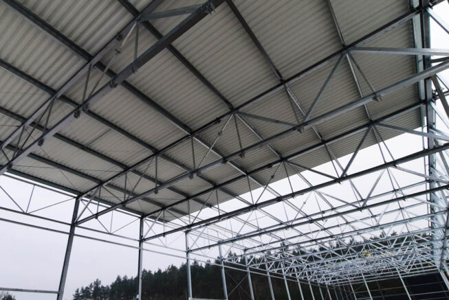 montaz-blachy-falistej-na-dachu-hali