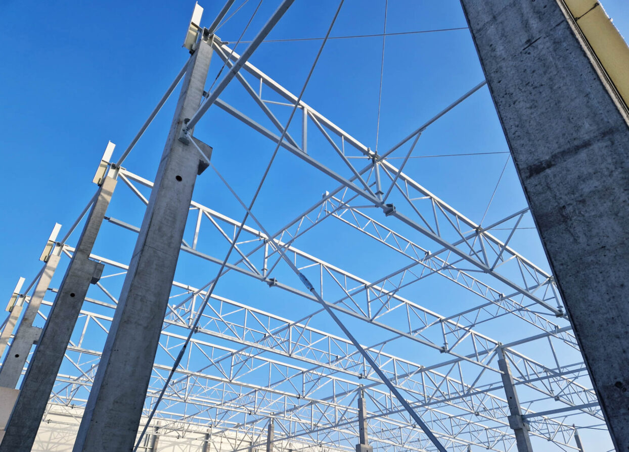 slupy-zelbetowe-i-konstrukcja-stalowa-dachu