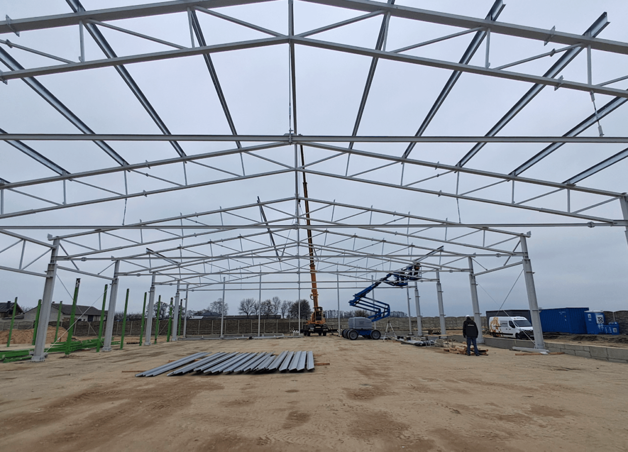 stalowa-konstrukcja-dachu-magazynu