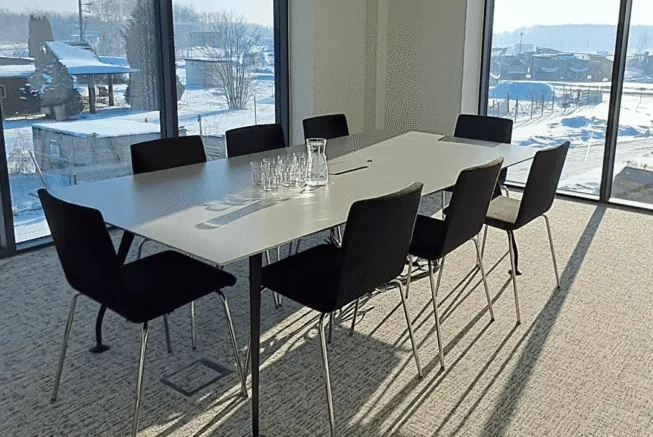 sala-konferencyjna-w-biurowcu-przy-hali-magazynowej