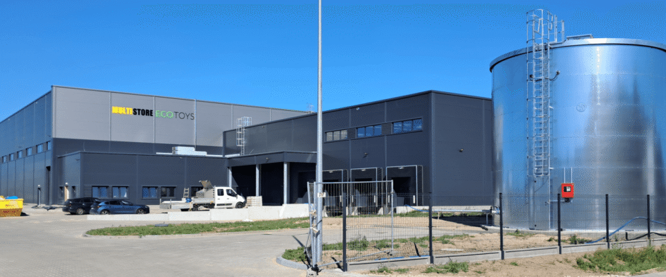 Hala magazynowa z płyty warstwowej ze stalowym zbiornikiem przeciwpożarowym