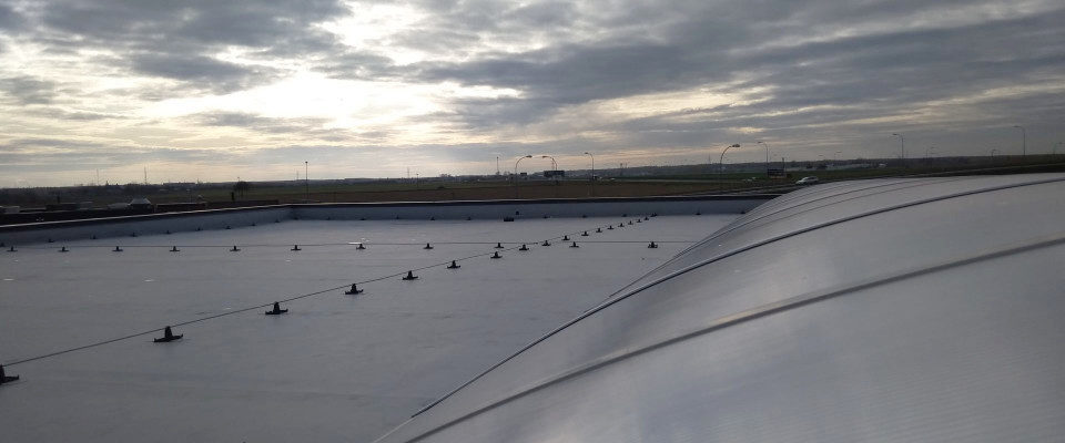 Dach hali po odśnieżeniu