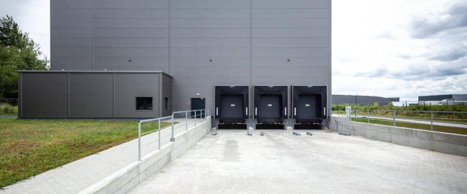 Rampy przeładunkowe w hali magazynowej