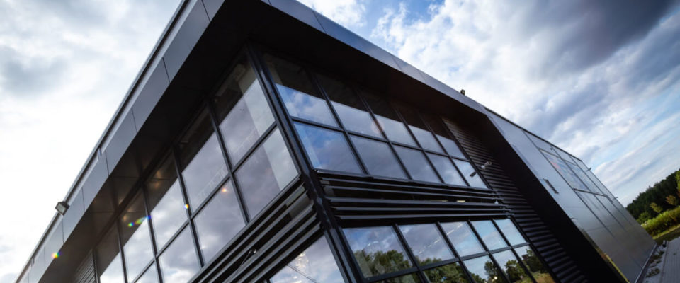 Nowoczesna elewacja hali handlowej