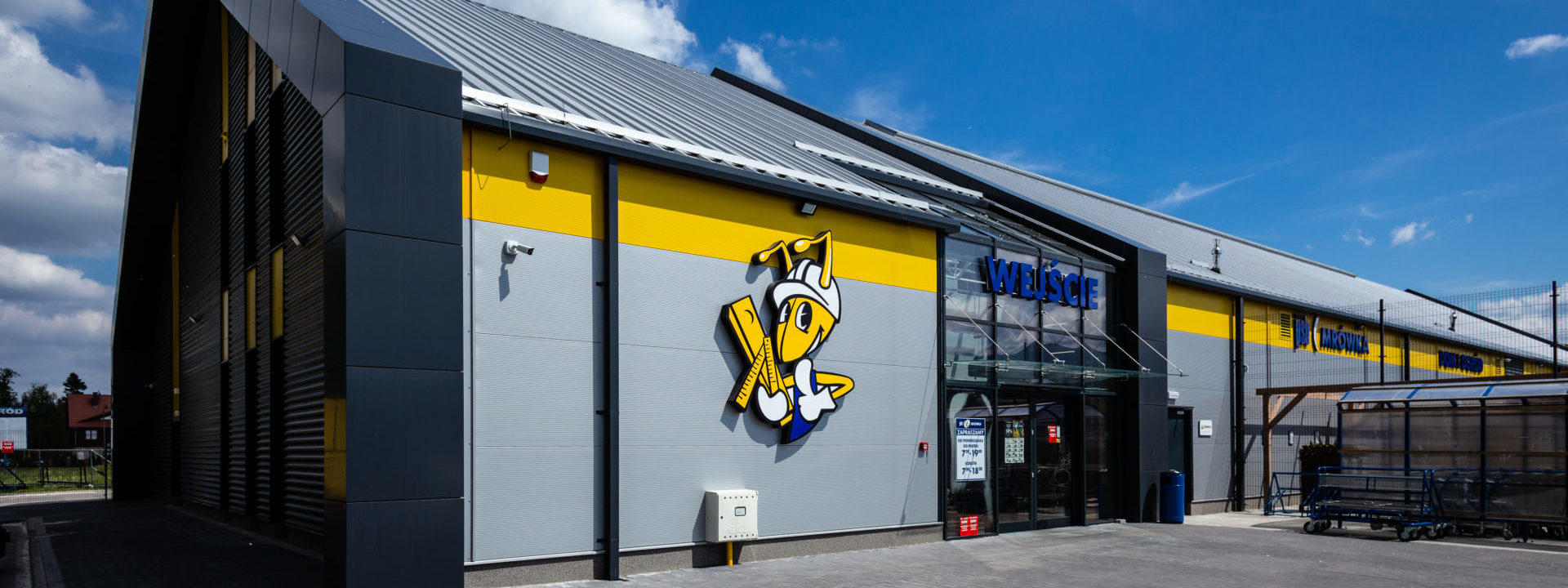 Realizacja 2017 - obiekt handlowy Przedsiębiorstwo Wielobranżowe AB w Mysłakowicach w województwie dolnośląskim- widok z zewnątrz
