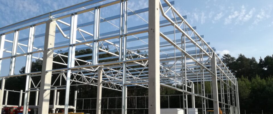 Hala biurowa - żelbetowe słupy