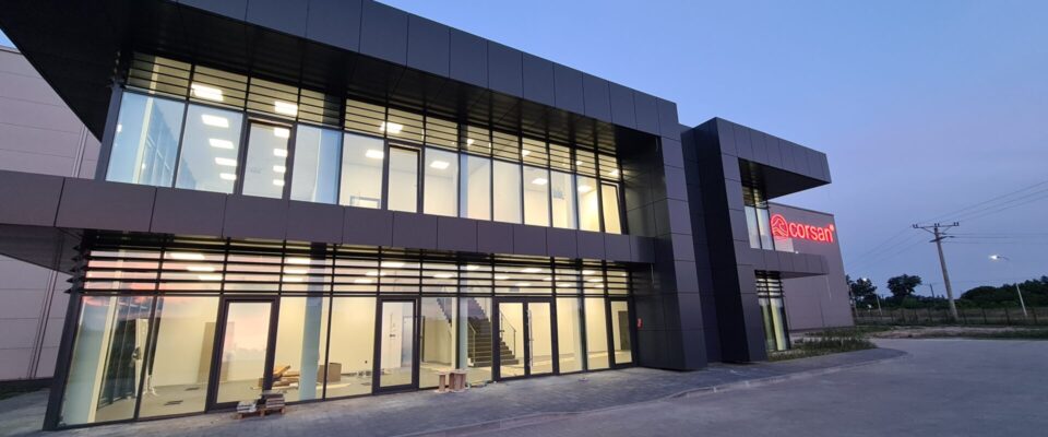 biuro Corsan po zmroku w trakcie budowy