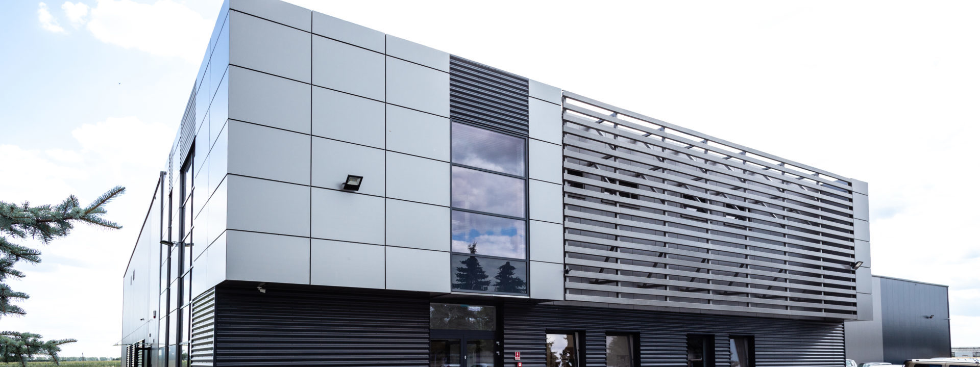 Realizacja 2016 - hala produkcyjno-magazynowa Deco-Sun w Kostrzynie w województwie wielkopolskim - budynek z zewnątrz