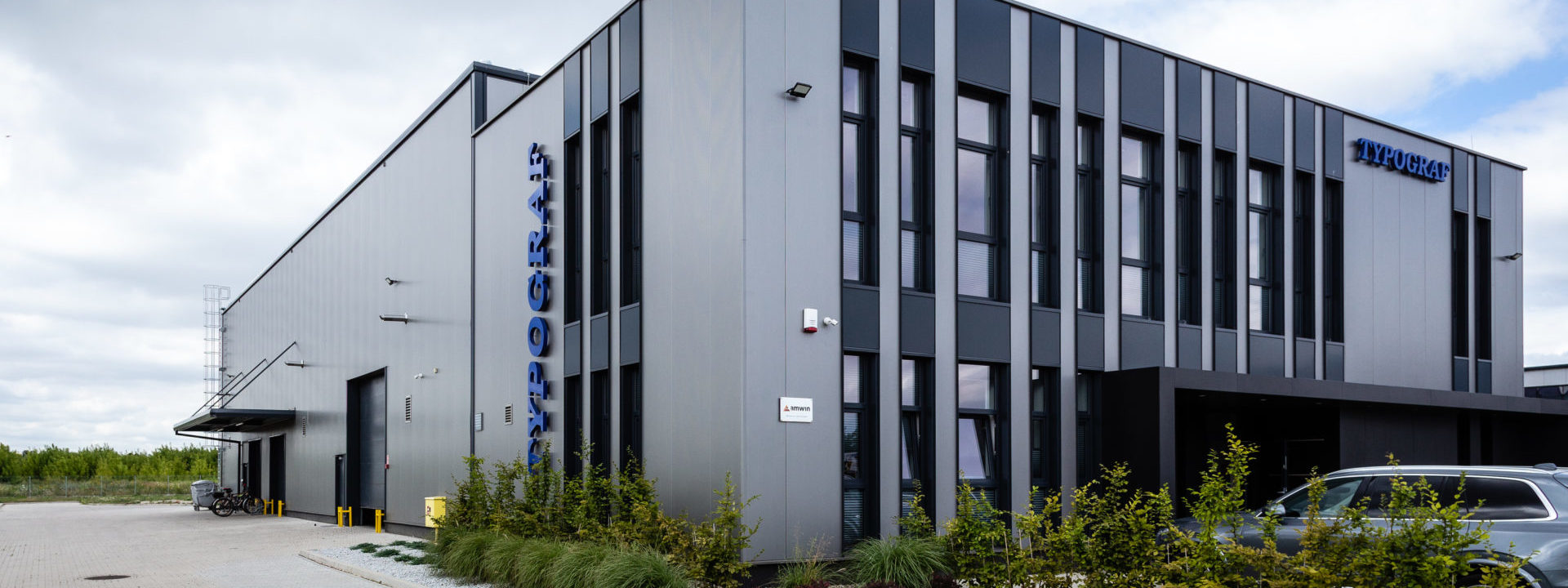 Realizacja 2016 - hala magazynowo-produkcyjna Typograf we Wrześni w województwie wielkopolskim - budynek z zewnątrz