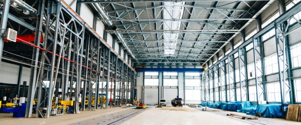 Hala magazynowa z dostępem do światła dziennego