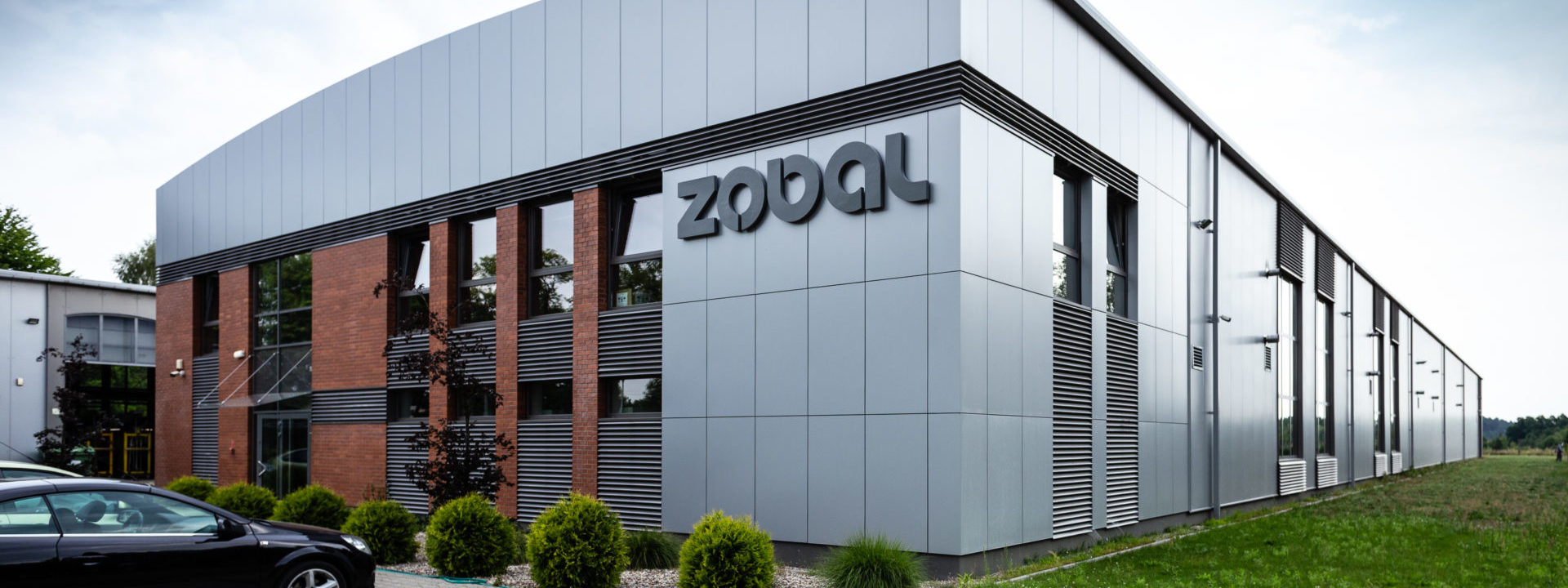 Realizacja 2015 - Hale produkcyjno-magazynowo Zobal w Trzciance w województwie wielkopolskim - hala z zewnątrz