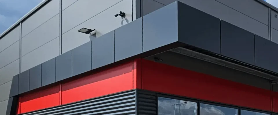 Ozdobna ramka z paneli kompozytowych nad wejściem do budynku Parku Handlowego w Gnieźnie