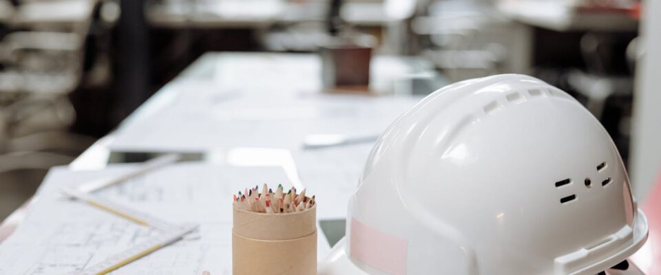 Kierownik budowy - biały kask